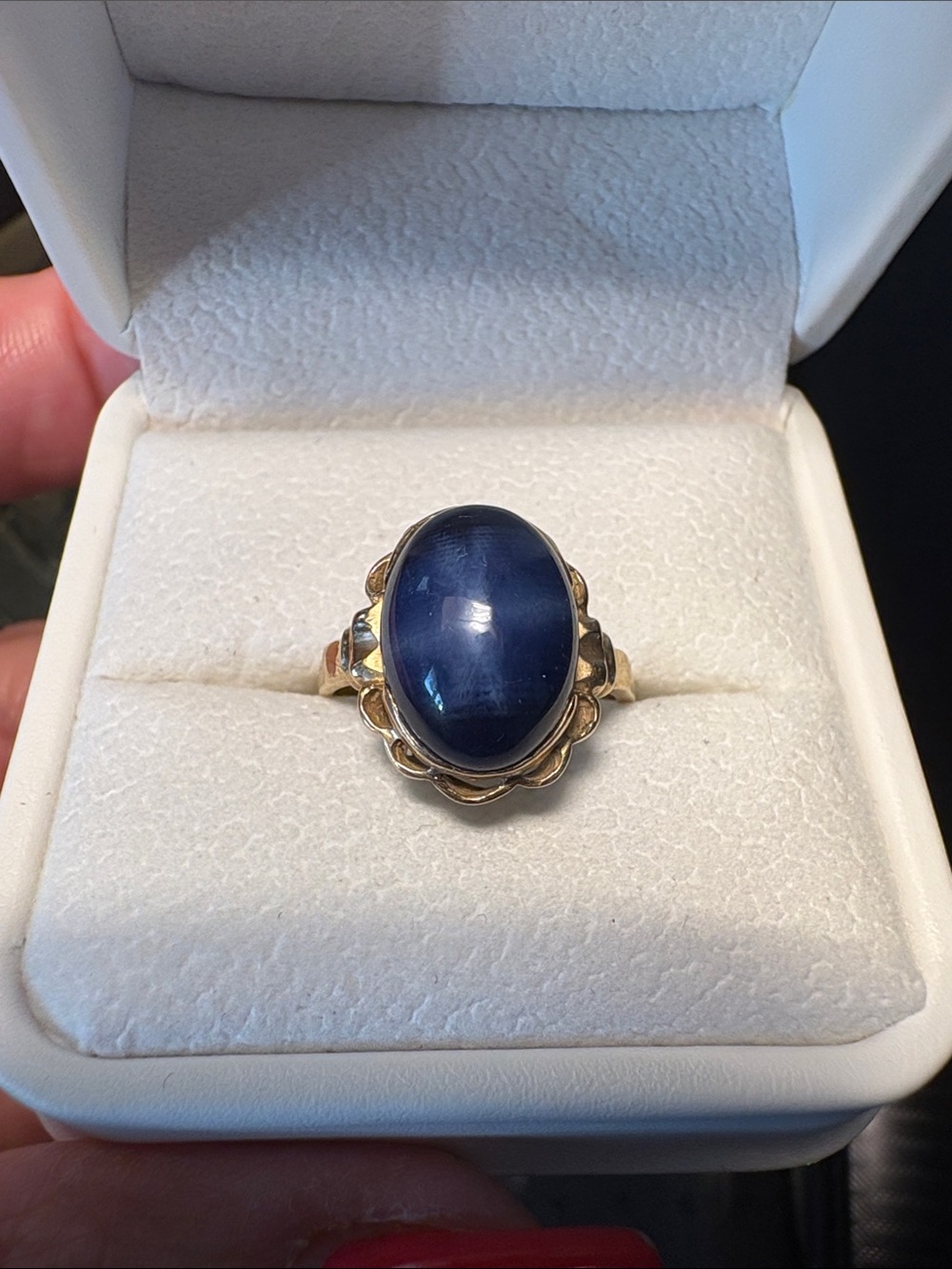 Classic Vintage Gold 18K Ring with Deep Blue sapphire Cabochon Stone